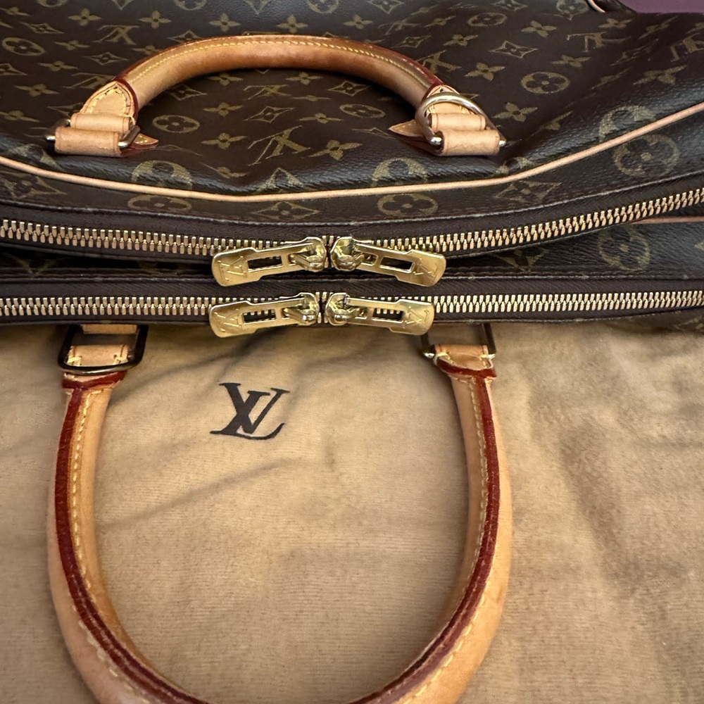 Louis Vuitton Messenger Bag - Picture 10 of 11